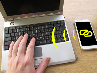 ラップトップパソコンとスマホの画像