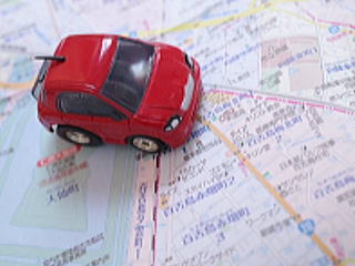 カーナビの地図と模型のミニカーの画像
