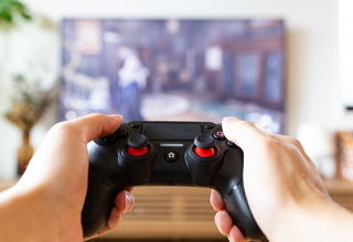 ゲームをモバイルモニターの大画面で遊ぶ画像